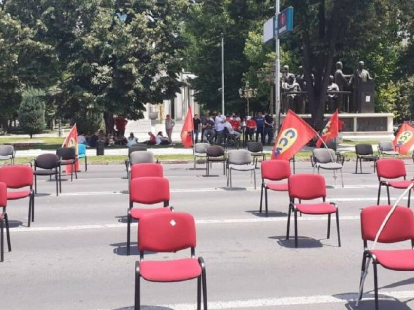 LSM vazhdon protestën para Ministrisë për Punë dhe Politikë Sociale