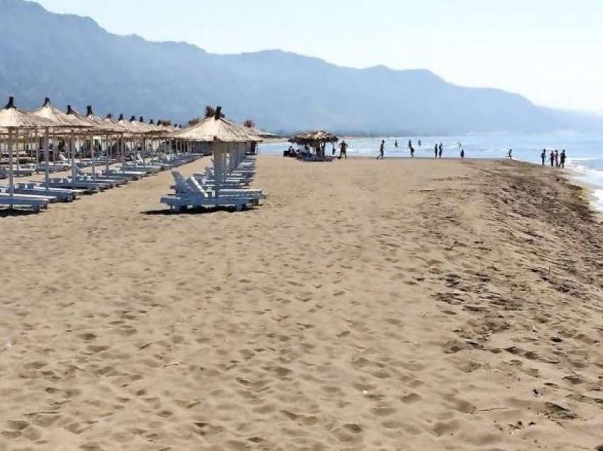 Turistët ankohen për mushkonjat në plazh, specialistët: Dezinsektimi duhet të ishte bërë para stinës së verës