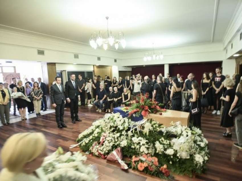​Kurti në homazhet për regjisoren Berisha: Ka lënë trashëgimi të çmuar për kulturën tonë