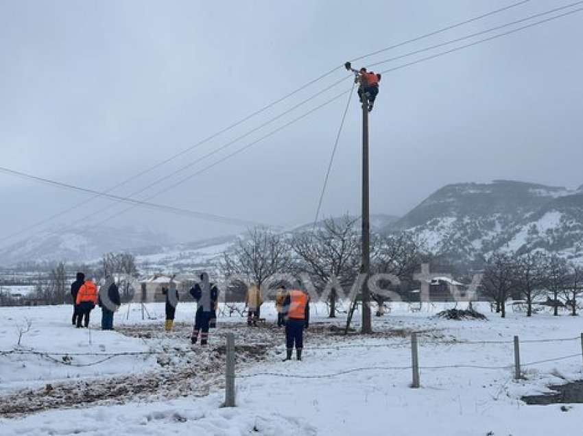 Stuhia e borës rrëzoi 15 shtylla, vijon përpjekja për të rikthyer energjinë në juglindje