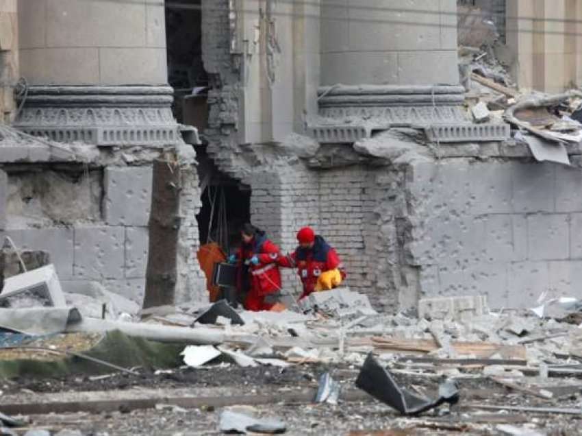 Punonjësit e urgjencës në Kharkiv kërkojnë nëpër rrënoja për personat që kanë mbetur brenda