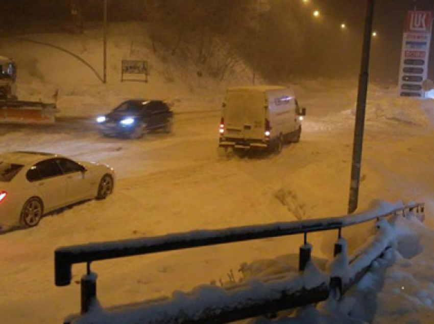 Ndalohet qarkullimi për automjetet e rënda në rrugën Mavrovë-Dibër