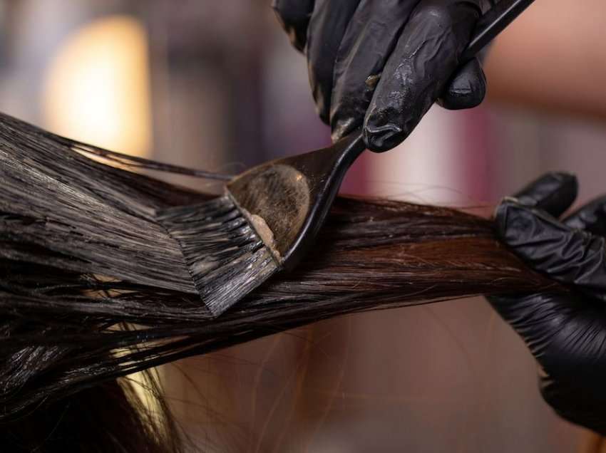 Lyeni flokët në mënyrë natyrale… ja erëza që mbulon edhe thinjat