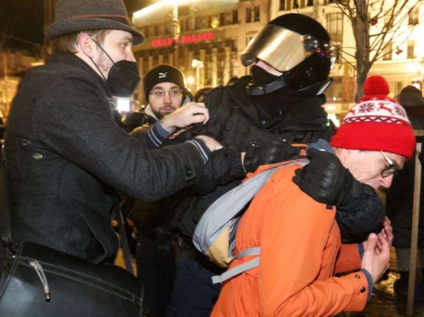 Mbi 90 protestues të arrestuar në Shën Petersburg