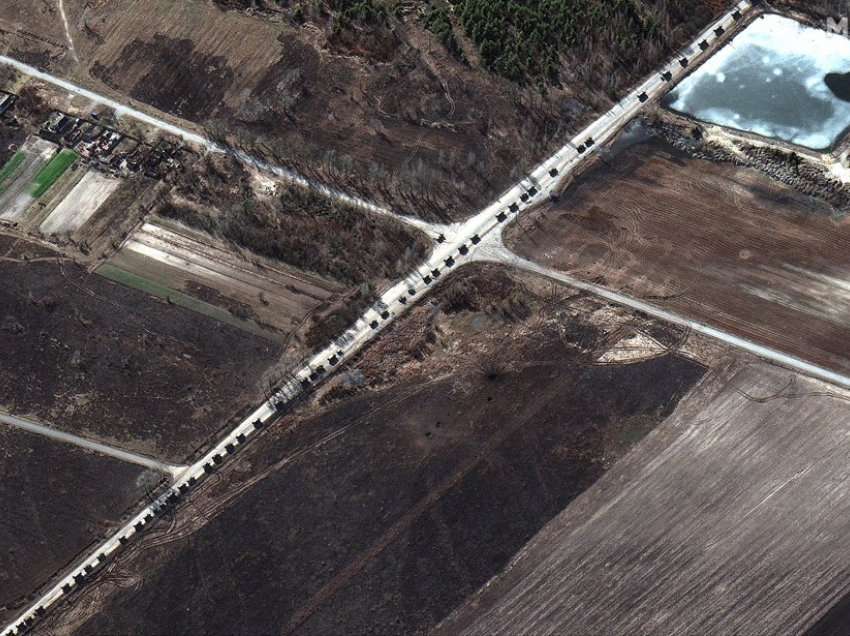 Imazhet satelitore tregojnë një kolonë ushtarake ruse prej 64 kilometrash pranë Kievit 
