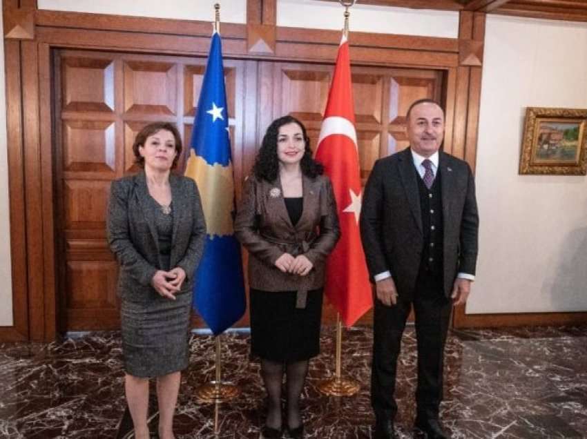 Presidentja Osmani dhe ministri turk flasin për bashkëpunim në fushën e mbrojtjes 