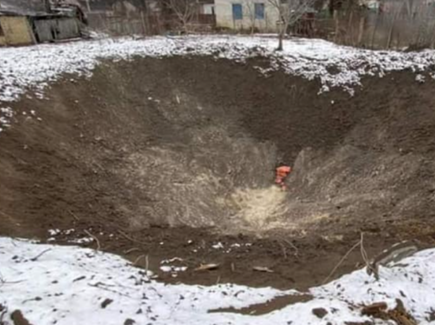 Rusia bombardon edhe shtëpitë afër Kievit, një burrë mbetet nën rrënoja