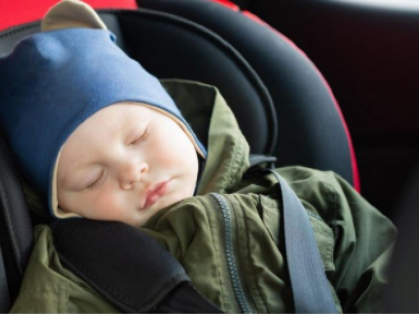 Pse fëmija bie lehtësisht në gjumë në makinë?