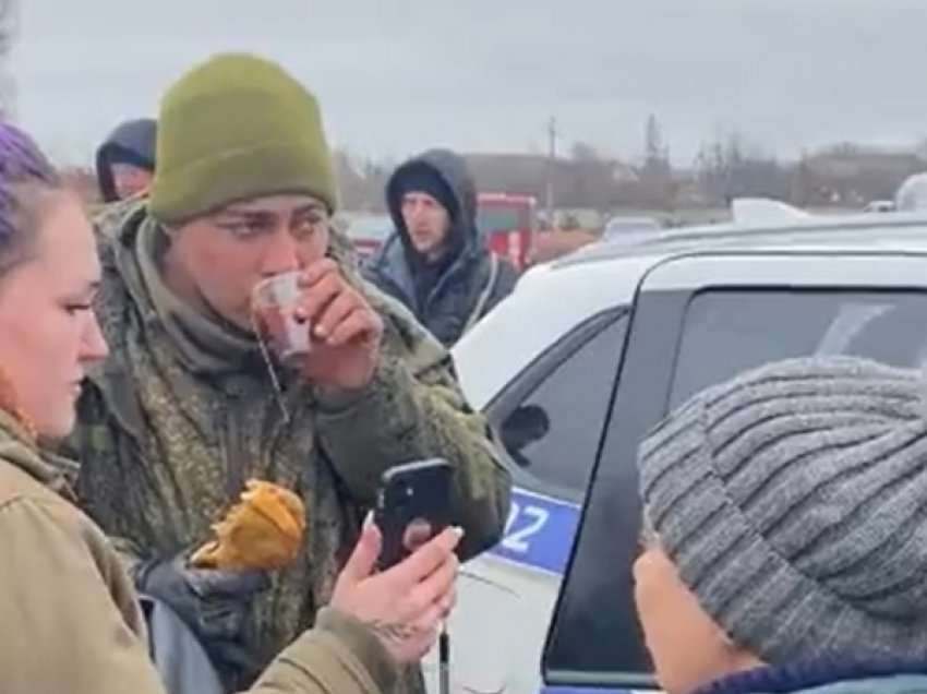 Ukrainasit i japin ushqim e çaj të ngrohtë ushtarit rus të dorëzuar