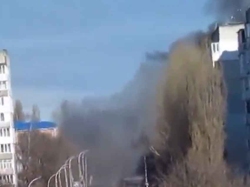 Tanku rus hap zjarr ndaj pallatit të banuar, skena e rëndë filmohet nga brenda godinës