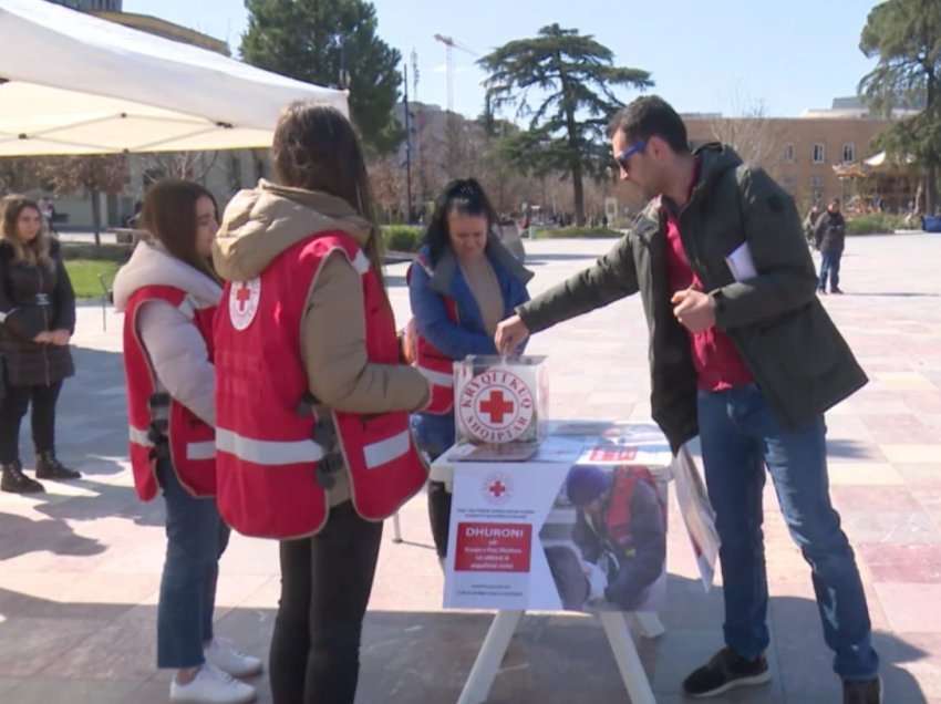 Shqiptarët dhurojnë fonde për civilët e Ukrainës përmes Kryqit të Kuq Shqiptar