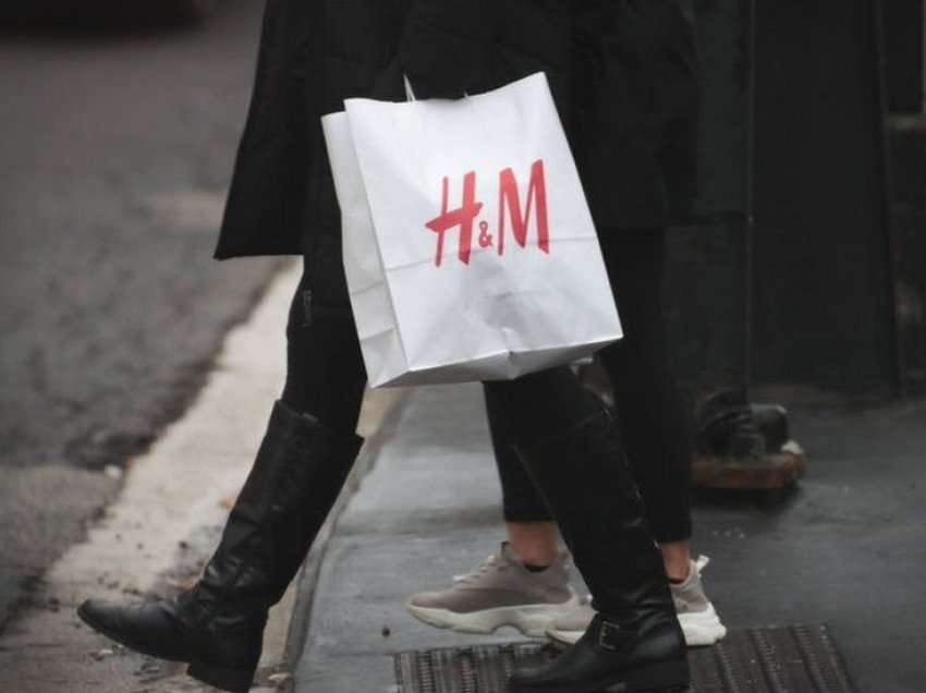 H&M pezullon përkohësisht të gjitha shitjet në Rusi