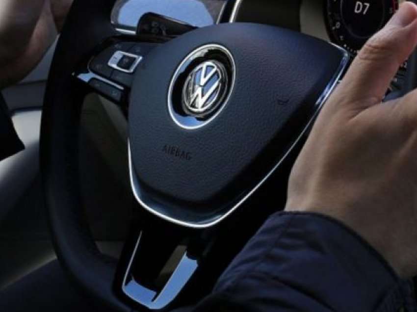 Volkswagen ndalon prodhimin e makinave në Rusi dhe pezullon dërgesat