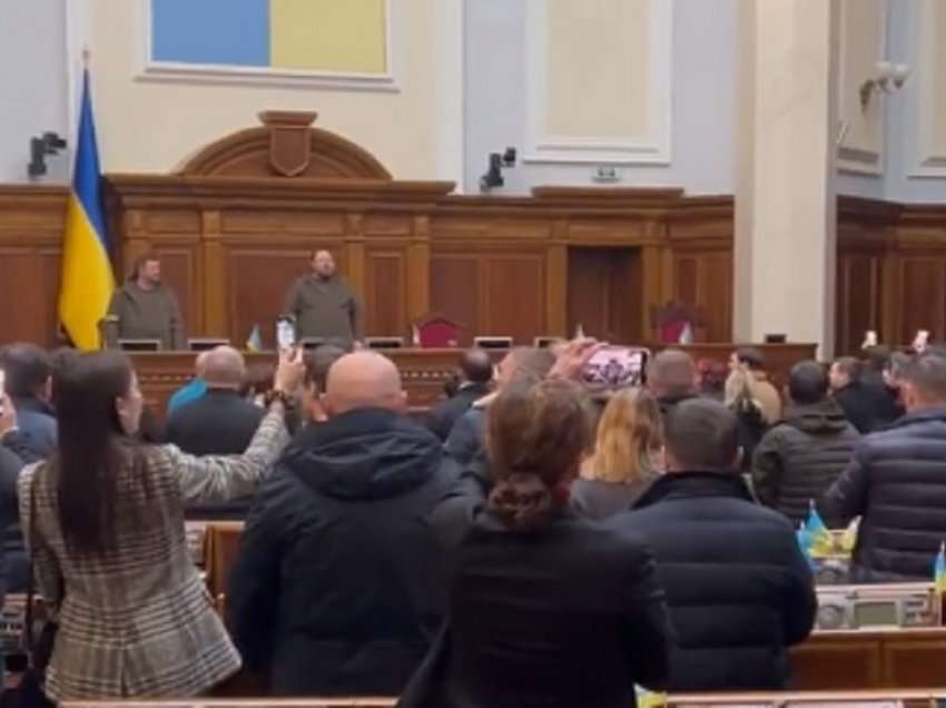 Mblidhet Kuvendi ukrainas në gjendje lufte, deputetët këndojnë himnin