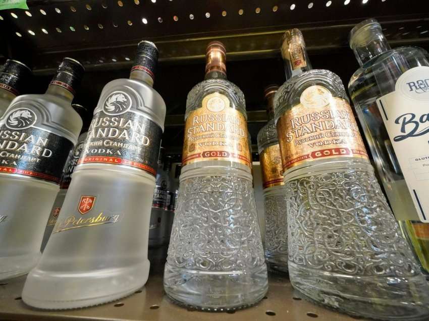 Supermarketet në Britani nuk do ta shesin më vodkën ruse