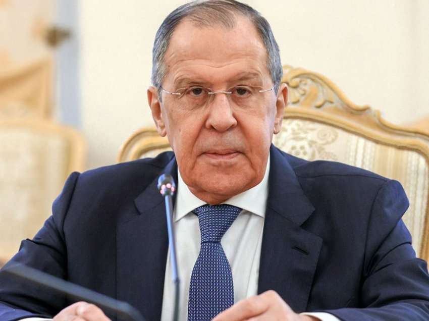 Gazetari i thotë ju i keni duart e “përlyera me gjak”/ Kështu përgjigjet Lavrov