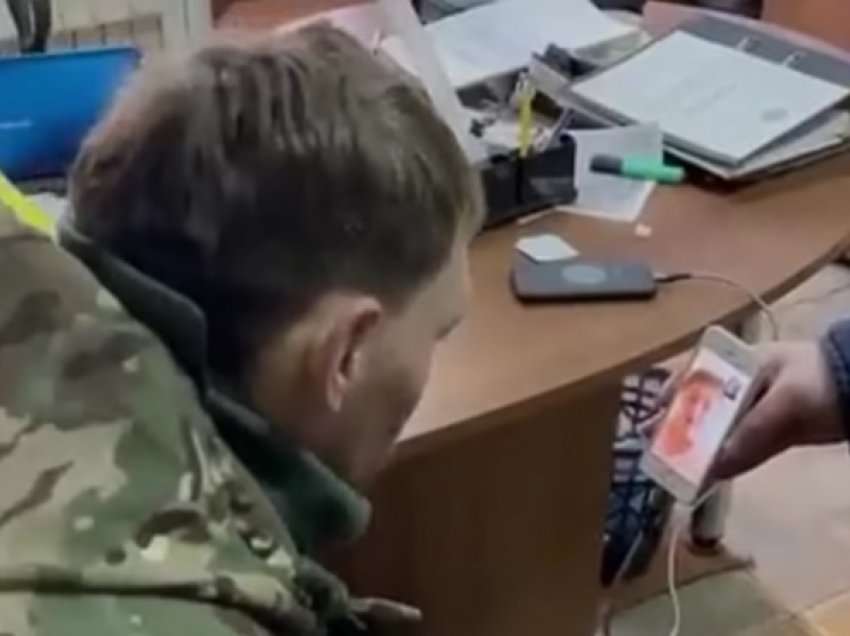 Pamje e ushtarit rus kur shpërthen në të qara para të ëmës në telefon