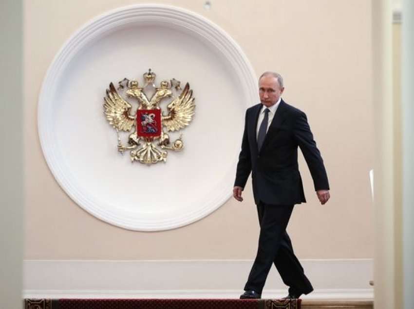 “I jep mundësi të mbrohet nëse sumohet nga armiku”/ Detaji i veçantë në ecjen e Putinit që askush nuk e vuri re