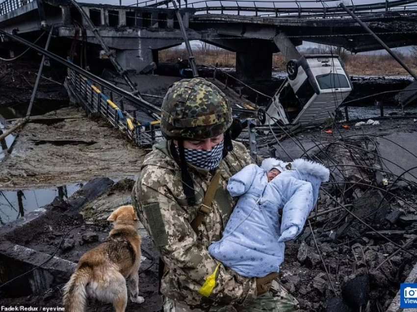 Bombat ruse kthejnë qytetin në gërmadha, fotoja e foshnjës së porsalindur që evakuohet bën xhiron e rrjetit