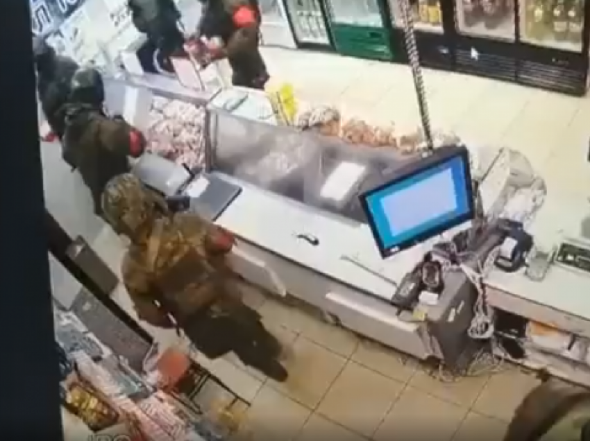 Rusët e armatosur hyjnë në supermarket dhe marrin çfarë u del përpara