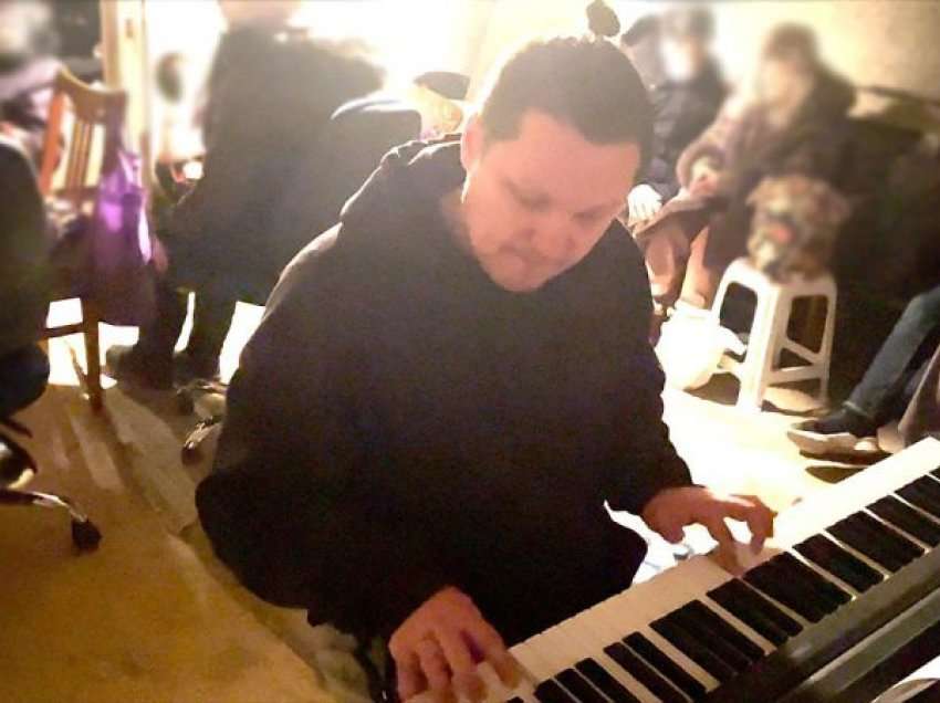 Pianisti luan për ukrainasit në strehimoren e bombave