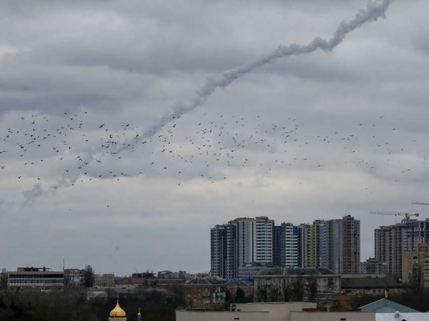 LIVE: Kievi në luftë/Rusia nuk ndalet, barrikada dhe shpërthime kudo