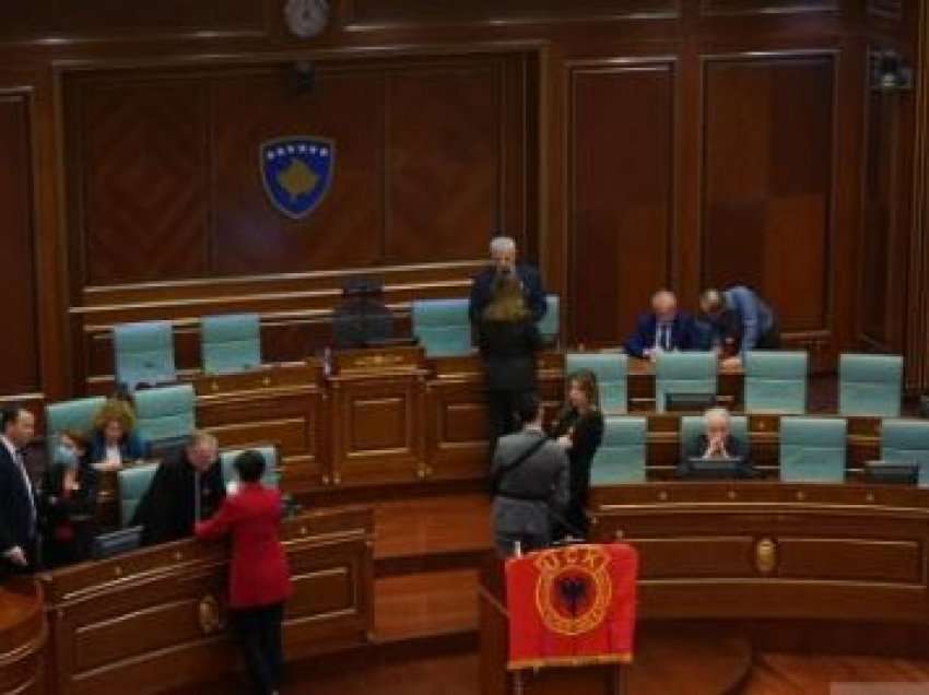 ​Ganimete Musliu vendos emblemën e UÇK-së në foltoren e Kuvendit