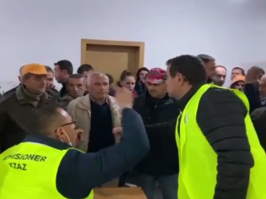 Tensionet mes demokratëve vonojnë shpërndarjen e materialeve zgjedhore në Lushnjë