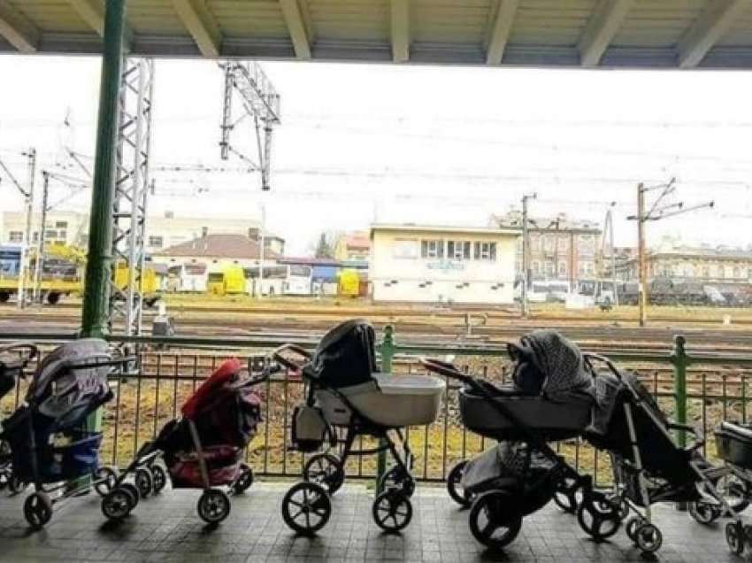 Gjesti i rrallë, nënat polake “harrojnë” në stacion karrocat e fëmijëve si ndihmë për të vegjlit ukrainas