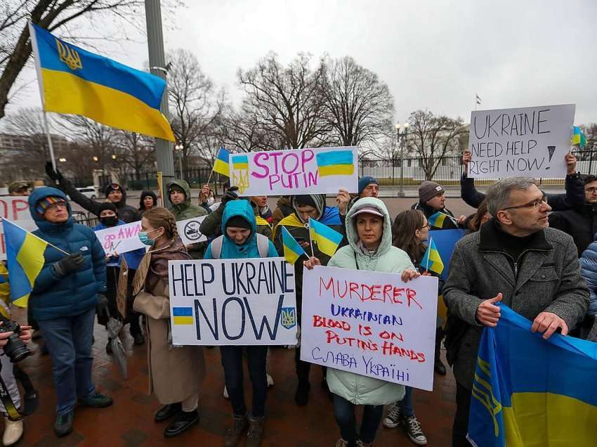 Pesë të plagosur në protestën kundër pushtimit rus në Nova Kakhovka të Ukrainës