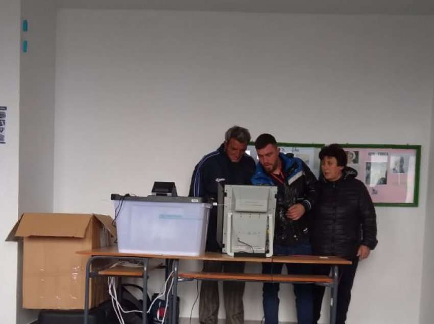 PD publikon fotot: Votime familjar në një qendër në Vorë
