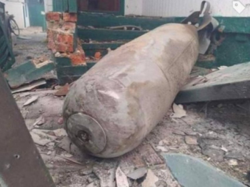 ​Kuleba poston foton e bombës 500 kg në një ndërtesë