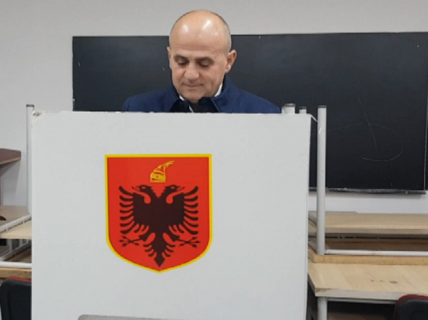 Votojnë kandidatët e Durrësit/ Pjesëmarrje e ulët në votime