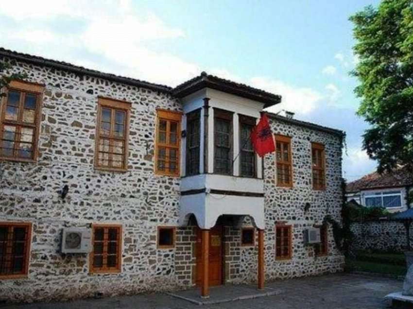 135 vjetori i hapjes së shkollës së parë shqipet