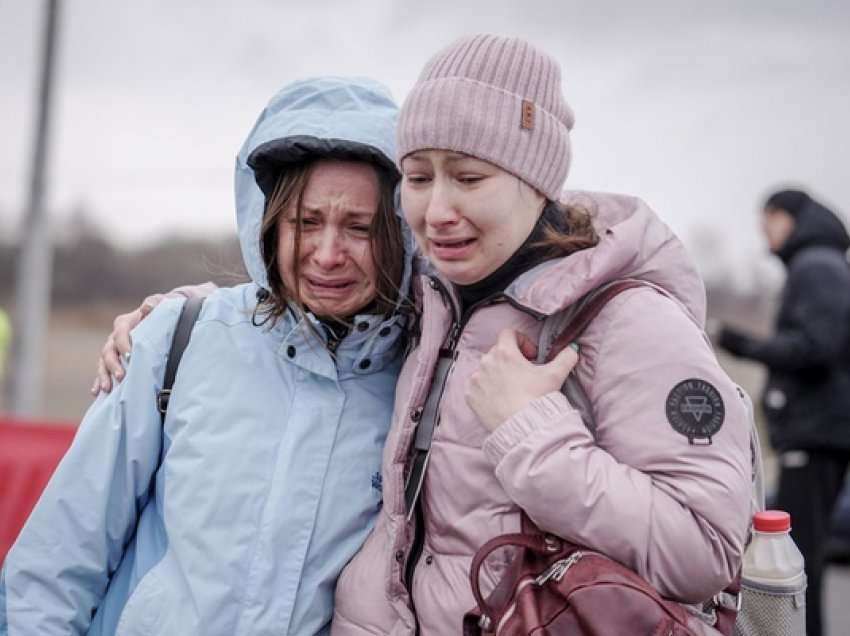 “Nuk e kisha lënë kurrë Ukrainën”, refugjatët në kërkim të familjarëve dhe miqve jashtë vendit