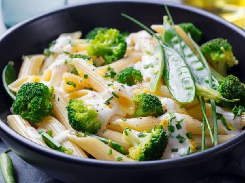 Makarona me brokoli: Një vakt i shijshëm që gatuhet në vetëm 15 minuta!