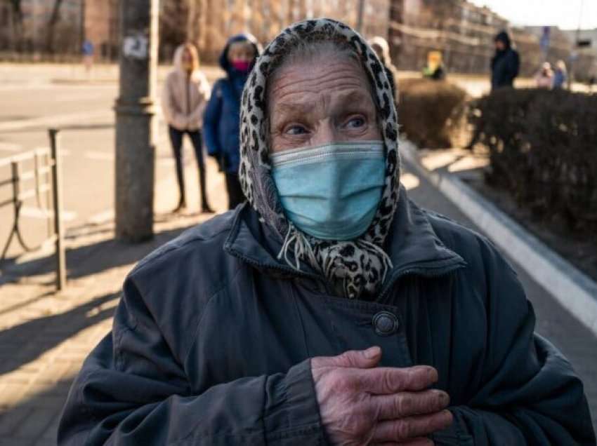 Plagët e luftës në Ukrainë po thellohen edhe nga pandemia