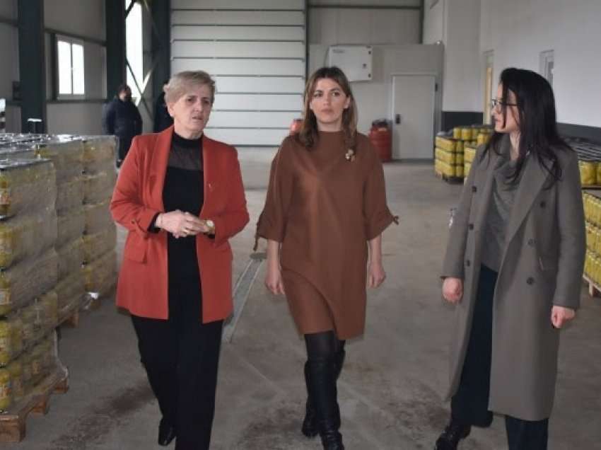 ​Gratë e Krushes marrin mirënjohje nga ministrja Haxhiu