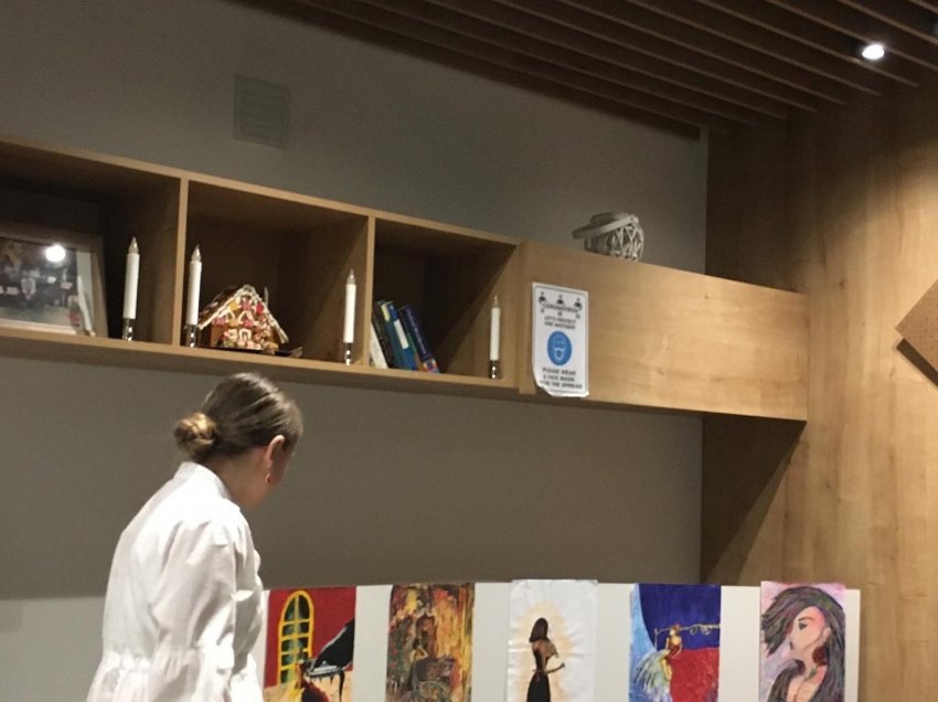 Artistja Diellza Kurteshi prezanton pikturat e saj në ekspozitën ,,Nderimi i gruas