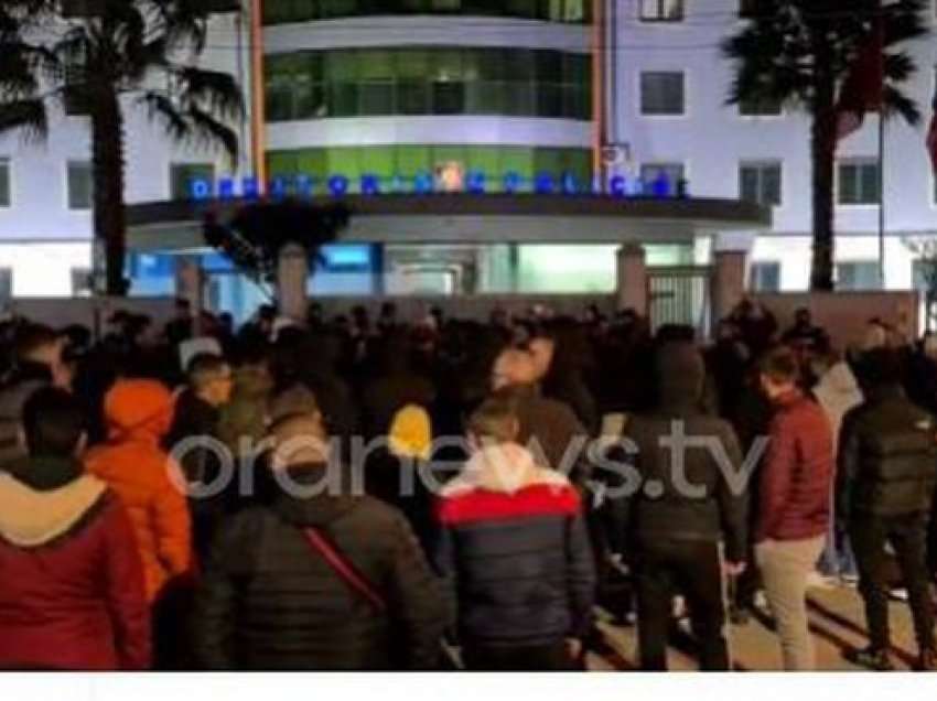 Protestuan kundër rritjes së çmimeve, shoqërohen në komisariat disa persona në Durrës