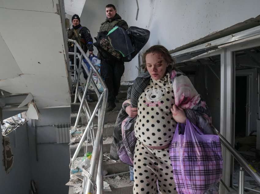 Dalin pamje trishtuese pas bombardimit të spitalit në Mariupol
