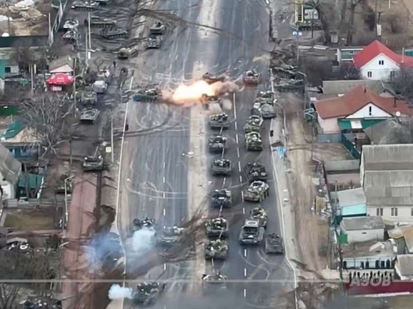 Pamje nga tërheqja e kolonës së tankeve ruse pas një prite artilerie