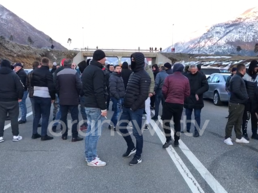 Edhe Bulqiza në protestë, bllokohet “Rruga e Arbrit”