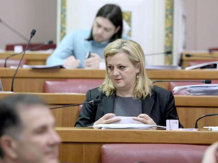 Flet deputetja shqiptare në Kroaci thotë se edhe Ukraina edhe Rusia e mohojnë pronësinë e flutarakes