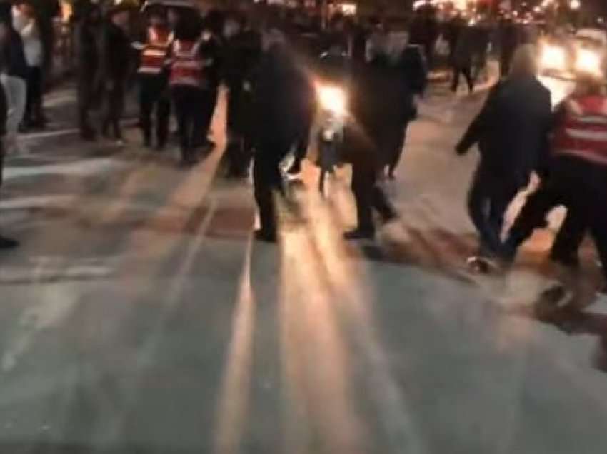 Eskalon protesta në Berat, qytetarët përplasen fizikisht me policinë