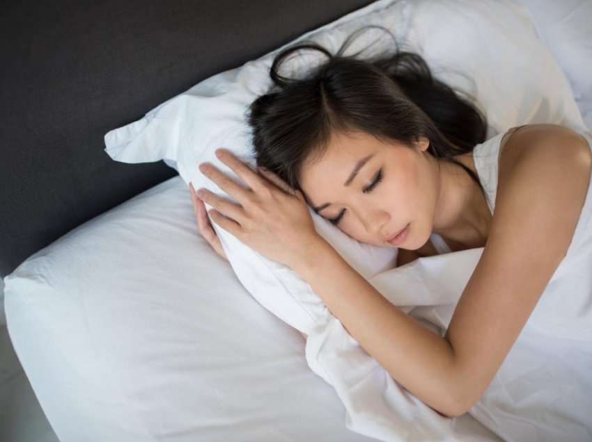Zakonet e gjumit që mund t’ju ndihmojnë të humbni peshë