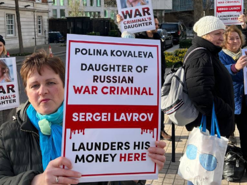 “Këtu jeton vajza e një krimineli lufte”, protestuesit ia zënë derën vajzës së Lavrovit