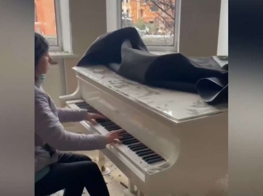 Ukrainasja luan piano në shtëpinë e saj të shkatërruar