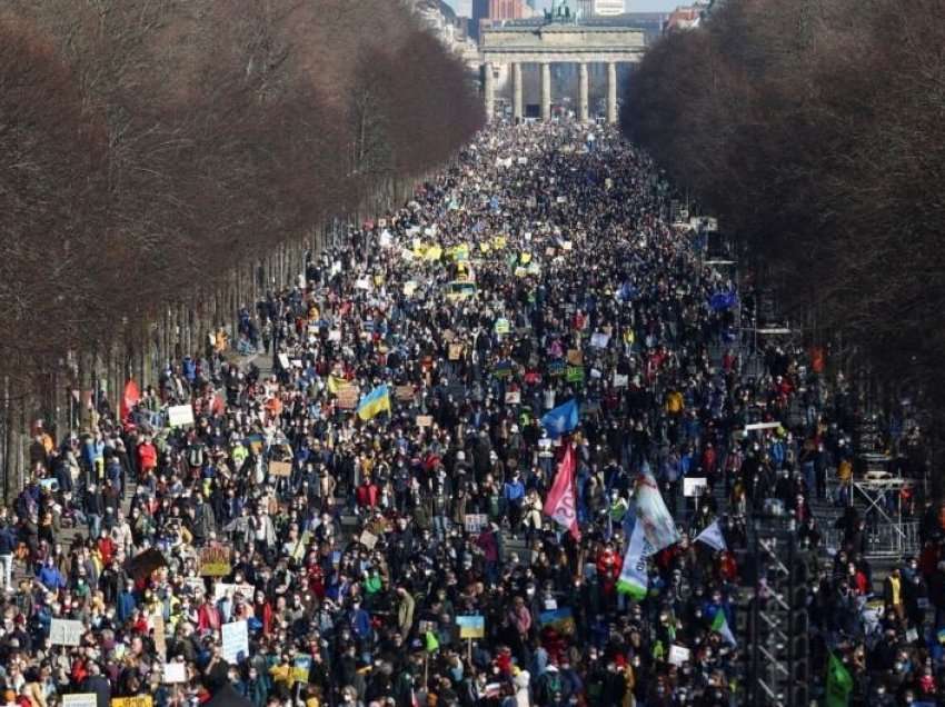 Mijëra vetë protestojnë në Berlin kundër luftës në Ukrainë
