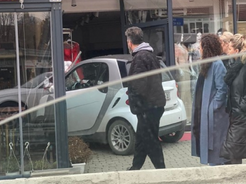 Aksident në Prishtinë, vetura hyn brenda në lokal